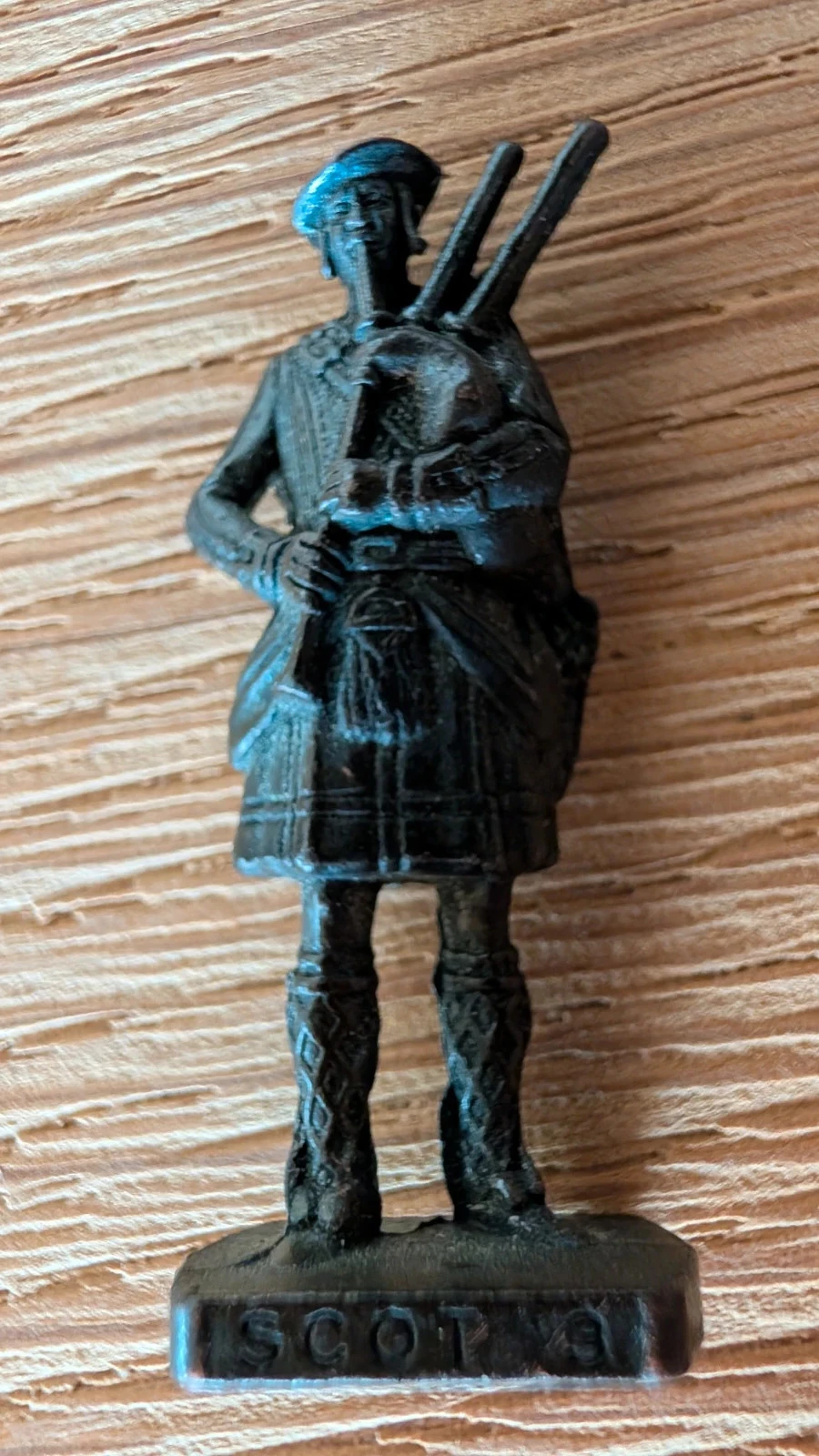 figurine metal plomb kinder joueur cornemuse ecossais scots kilt 4cm